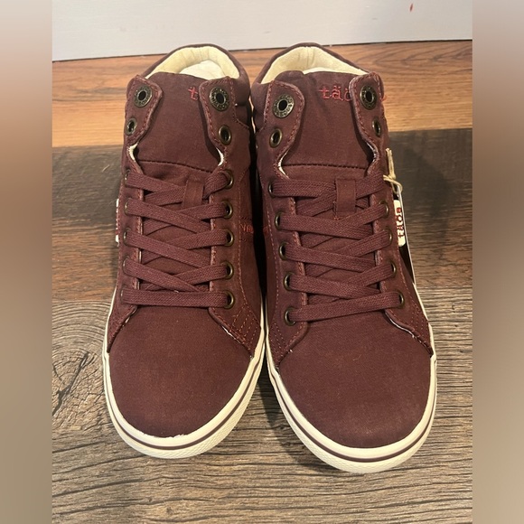 NWT Taos Top Star Canvas Sneaker; Size 7 - Picture 2 of 7